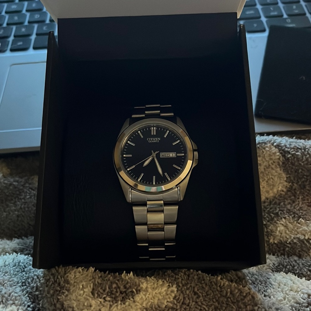 Stainless steel citizens watch. Size 40mm face of the watch.